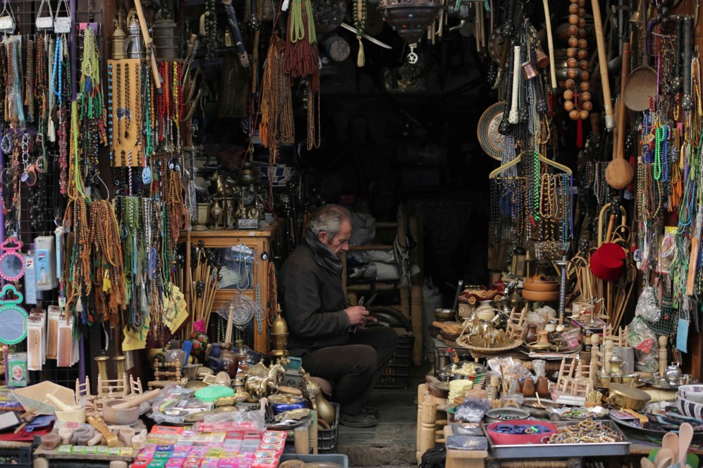 Un hombre sirio se encuentra dentro de su tienda en la capital de...