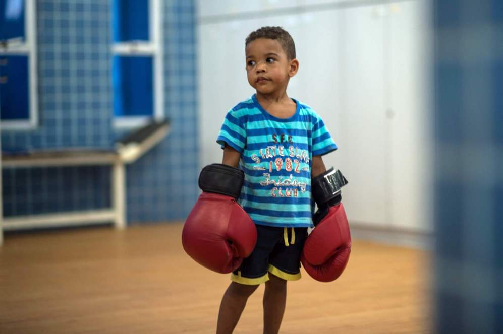 Un nio aprende boxeo en una favela de Ro de Janeiro.