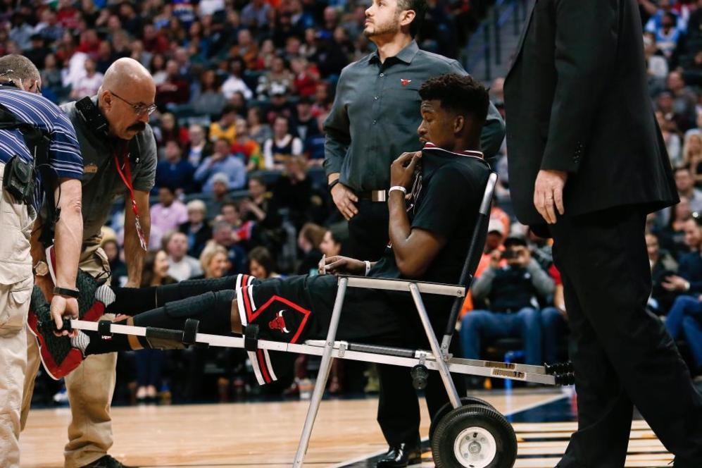 El jugador de Chicago Bulls, Jimmy Butler, abandona la cancha en silla...
