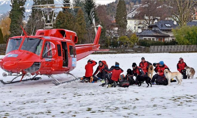 Helicptero y perros de los equipos de rescate.