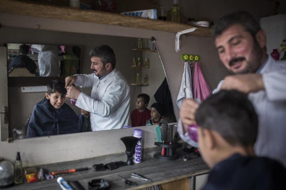 Barbería del campo de refugiados sirios de Öncüpinar, en Turquía....