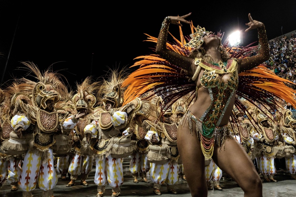 Una escuela de samba durante un desfile en el Sambdromo de Ro de...