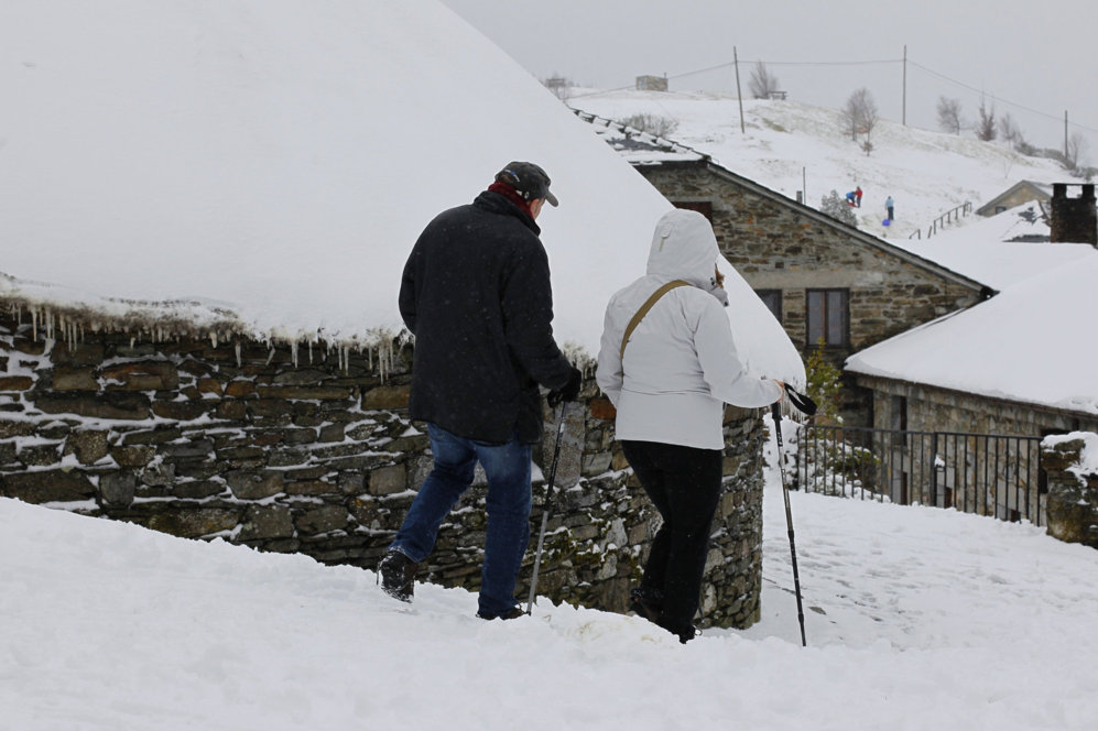 Unos caminantes en O Cebreiro (Lugo). La nieve ha cubierto durante la...