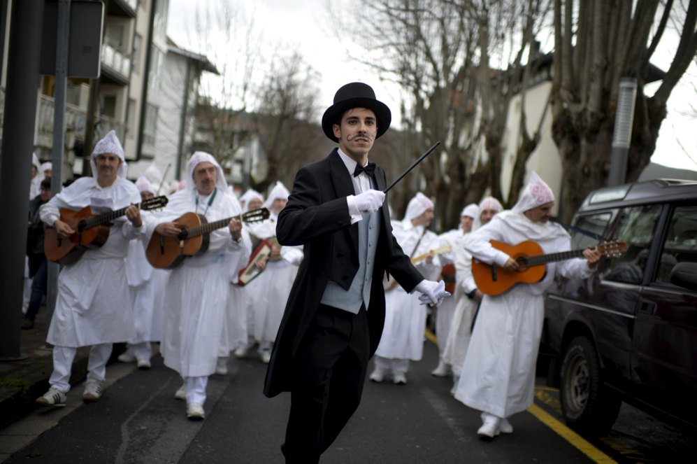 El Atorrak, un desfile tradicional en el que personas vestidas con...