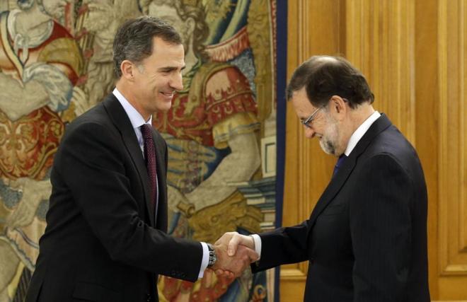Mariano Rajoy saluda al Rey Felipe VI, el pasado 2 de febrero, durante...