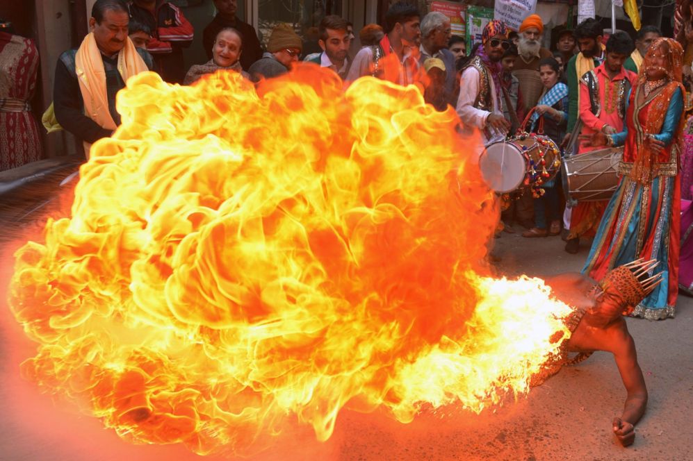 Un hombre indio acta con fuego durante la celebracin del 66...
