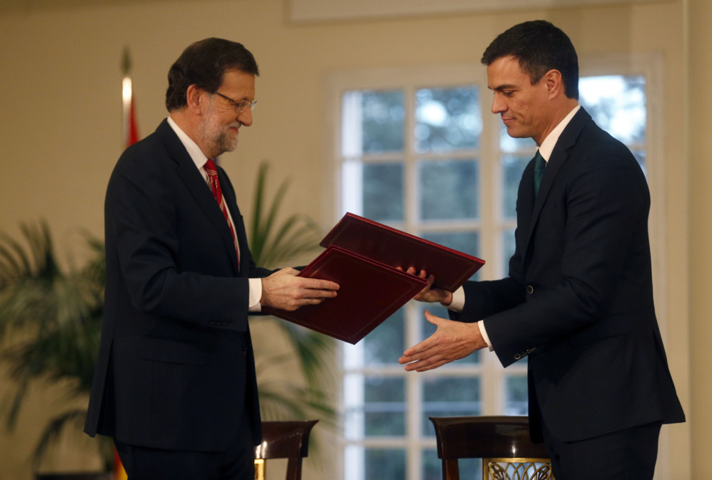 Mariano Rajoy y Pedro Snchez caminan juntos en el pacto contra el...