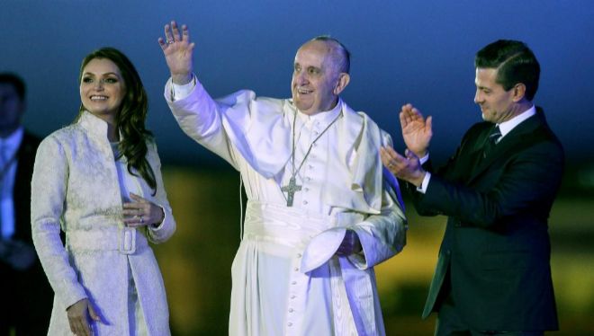 El Papa Francisco, entre el matrimonio Pea Nieto.