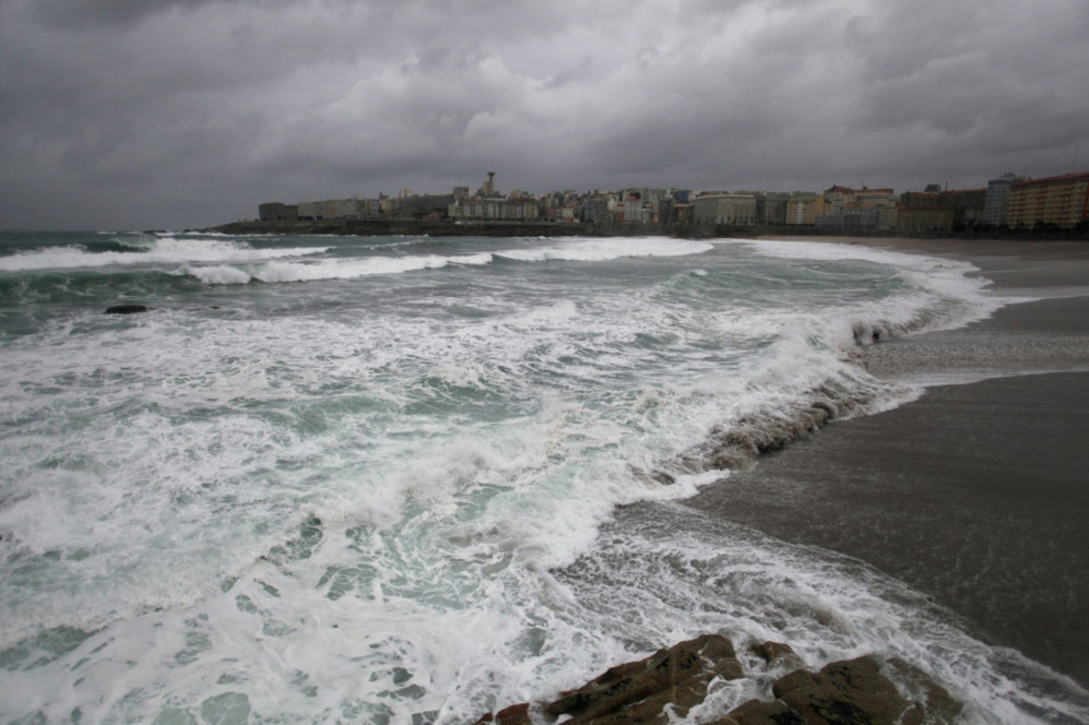 El temporal costero de viento y olas afecta este fin de semana a todo...