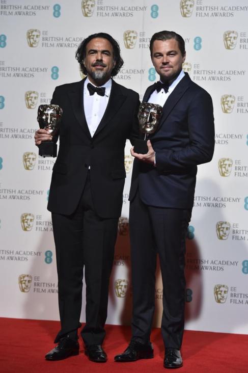 Alejandro Irritu y Leonardo di Caprio, con sus galardones, al...