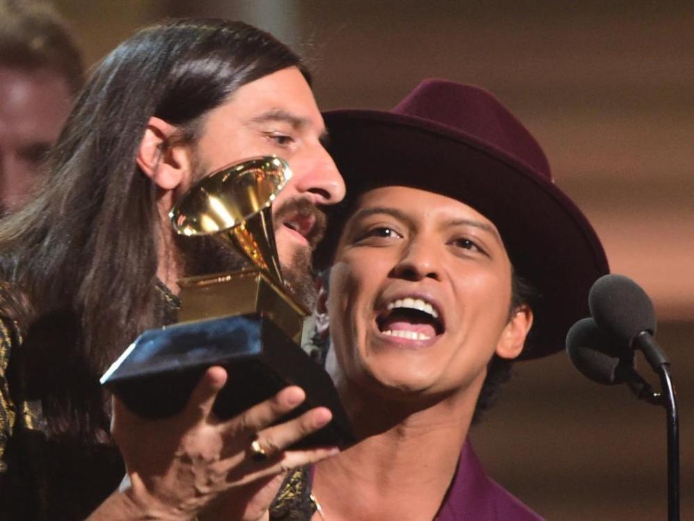Bruno Mars y el productor Jeff Bhasker, tras recibir el Grammy a la...