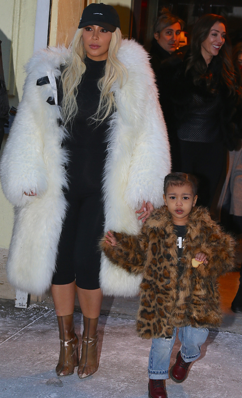Kim Kardashian inculca a su hija North West el gusto por las pieles....