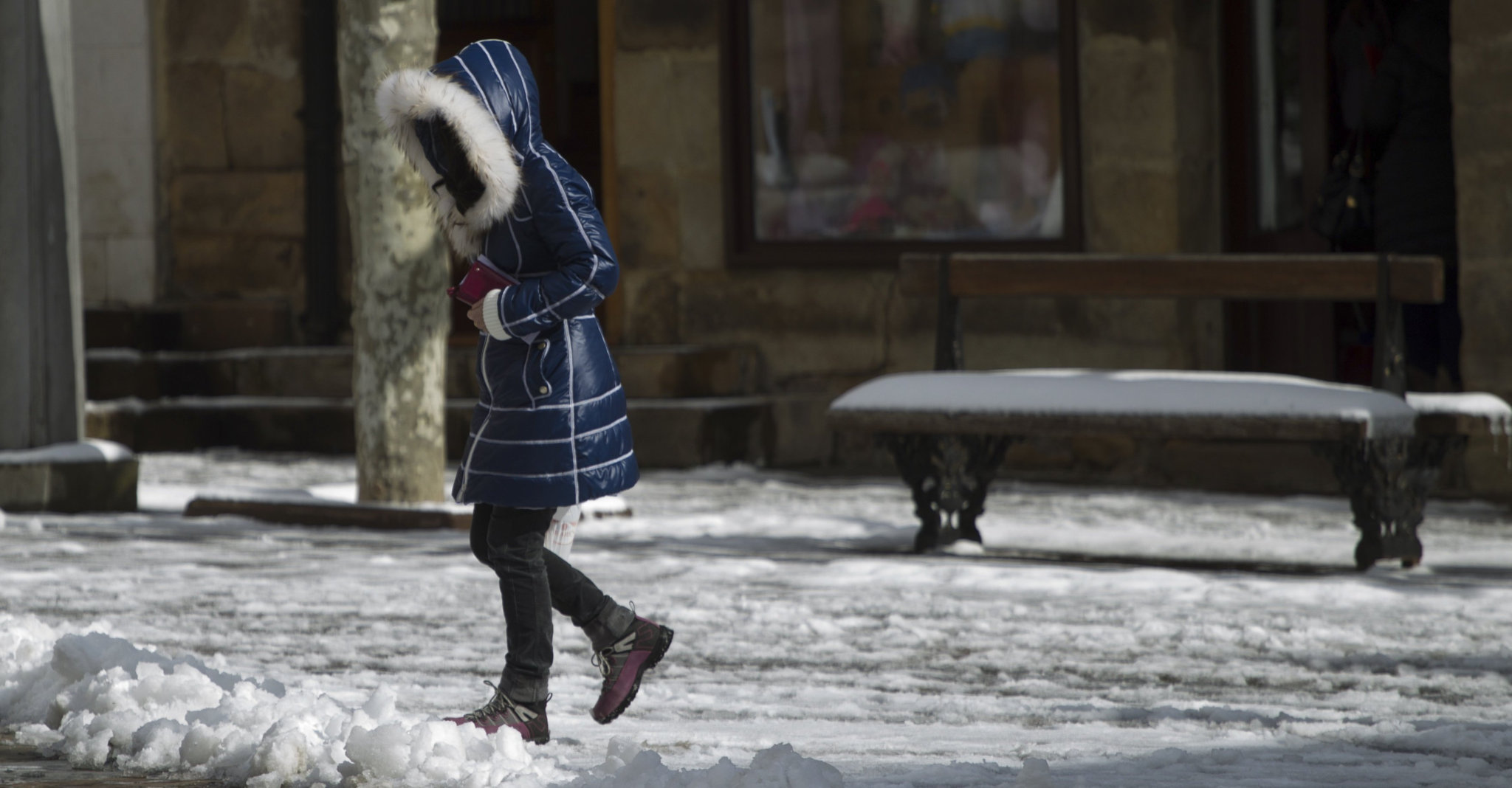Una Persona Camina Sobre La Capa De Nieve Que Ha Espana EL MUNDO