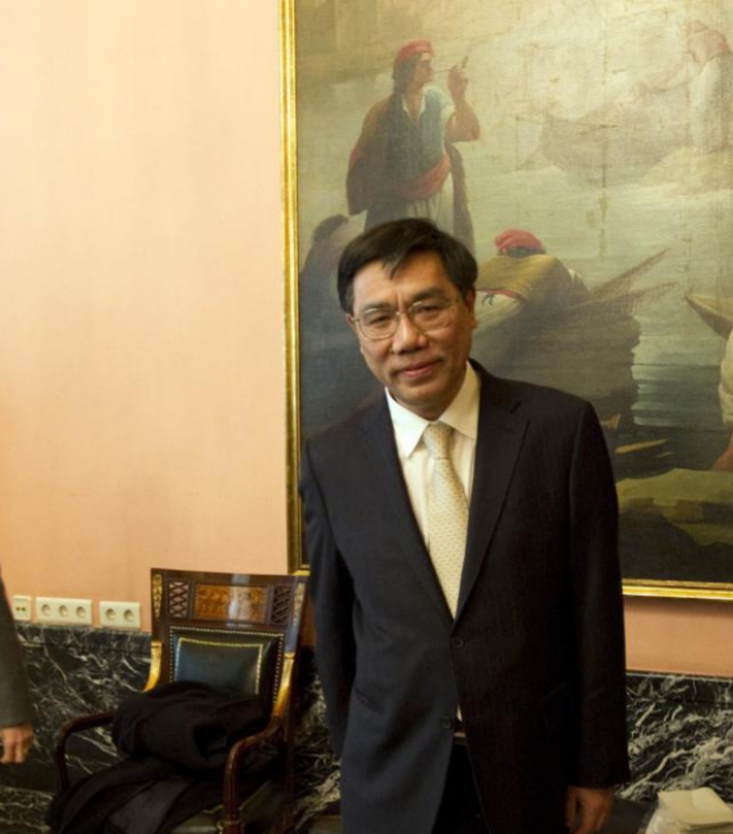 El presidente del banco chino ICBC, Jiang Jianqing durante una visita...
