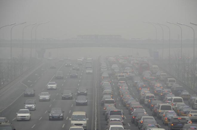 Imagen de una carretera atestada de coches en la ciudad de Beijing...