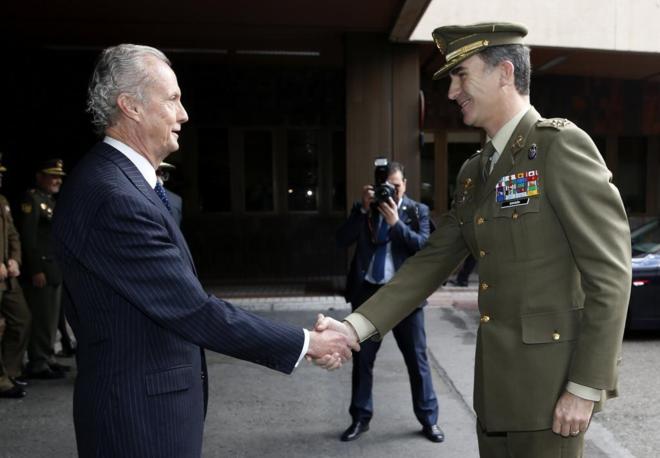 Felipe VI saluda al ministro de Defensa en funciones, Pedro Morens,...