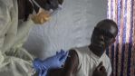 Un voluntario recibe una vacuna experimental (VSV-ZEBOV)contra el...