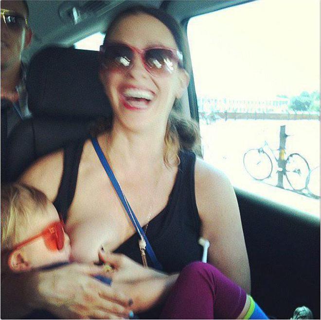 Alanis Morissette dando el pecho a su hijo.