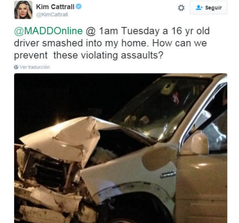 La actriz Kim Catrall se ha encontrado de repente con un coche dentro...