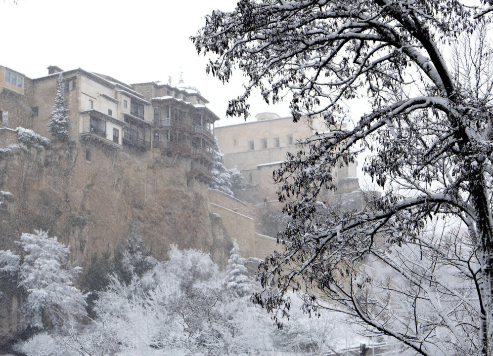 Vista de las Casas Colgadas de Cuenca, donde ha cado la nevada ms...