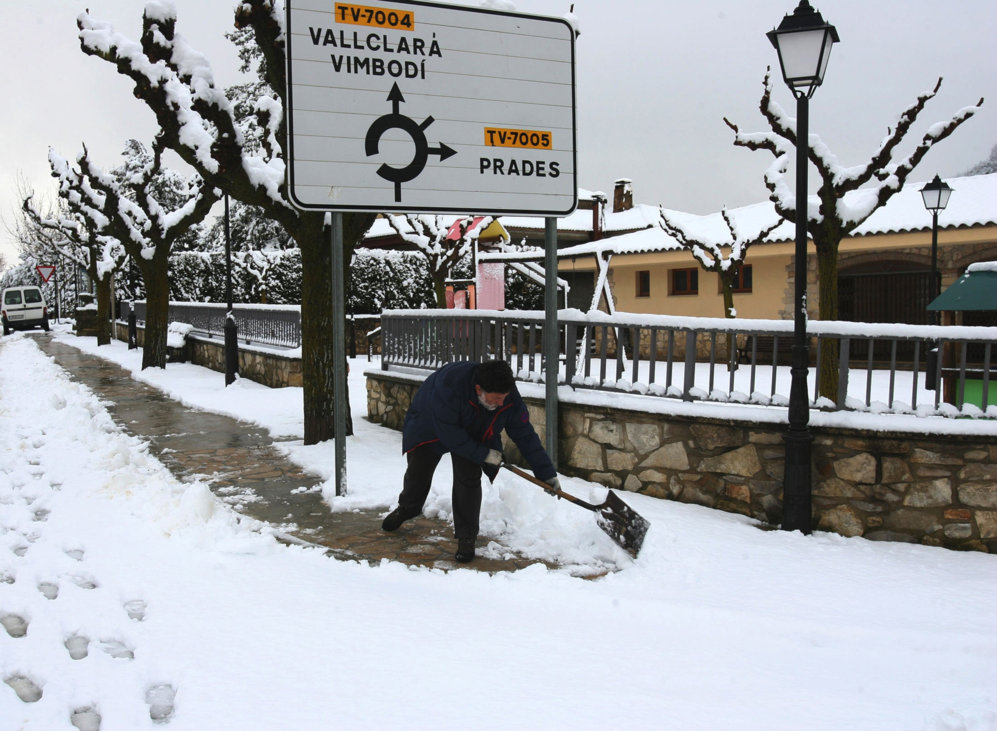 Un vecino de Vilanova de Prades (Tarragona) retira la nieve de la...