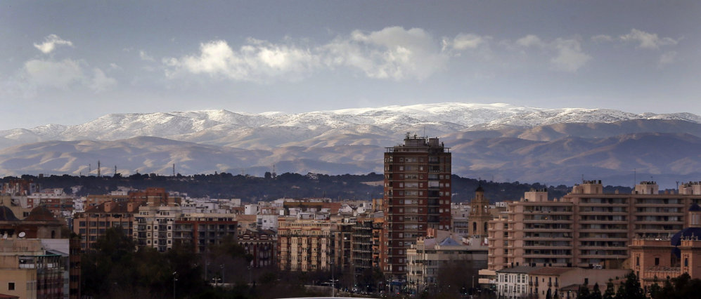 Vista general de la ciudad de Valencia con las montaas nevadas al...