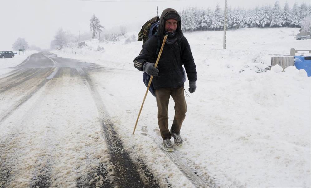 Un peregrino camina entre la nieve por las proximidades de Liares en...
