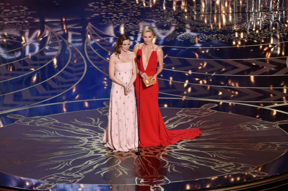 Emily Blunt y Charlize Theron han entregado el primer Oscar de la...