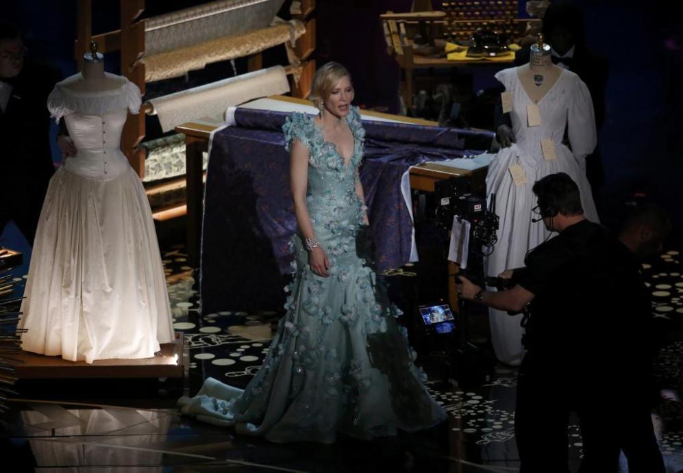 Cate Blanchett ha presentado el Oscar a mejor vestuario, que ha sido...