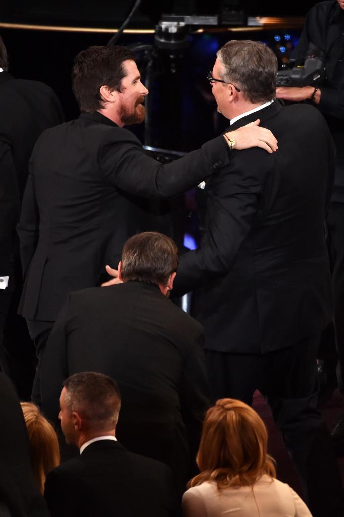 Felicitaciones en el backstage: Christian Bale abraza a su guionista y...