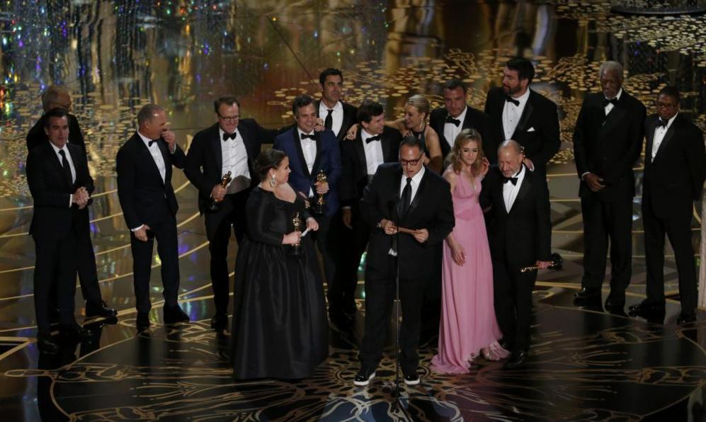 El productor Michael Sugar celebra el Oscar para 'Spotlight' como...