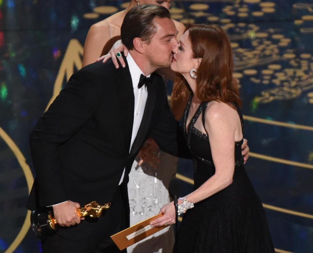 Julianne Moore besa a Di Caprio tras entregarle su premio. Ella estuvo...