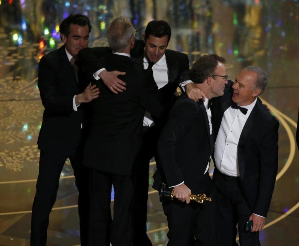 El abrazo de los ganadores. Michael Keaton abraza al director Tom...