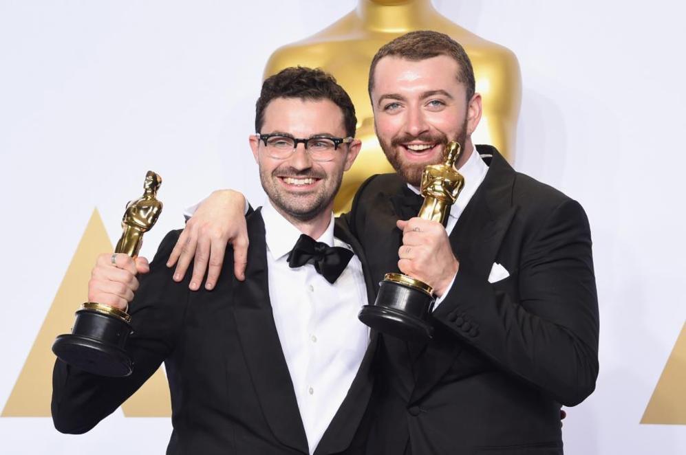 Jimmy Napes (L) y Sam Smith, premiados con el Oscar a la Mejor...
