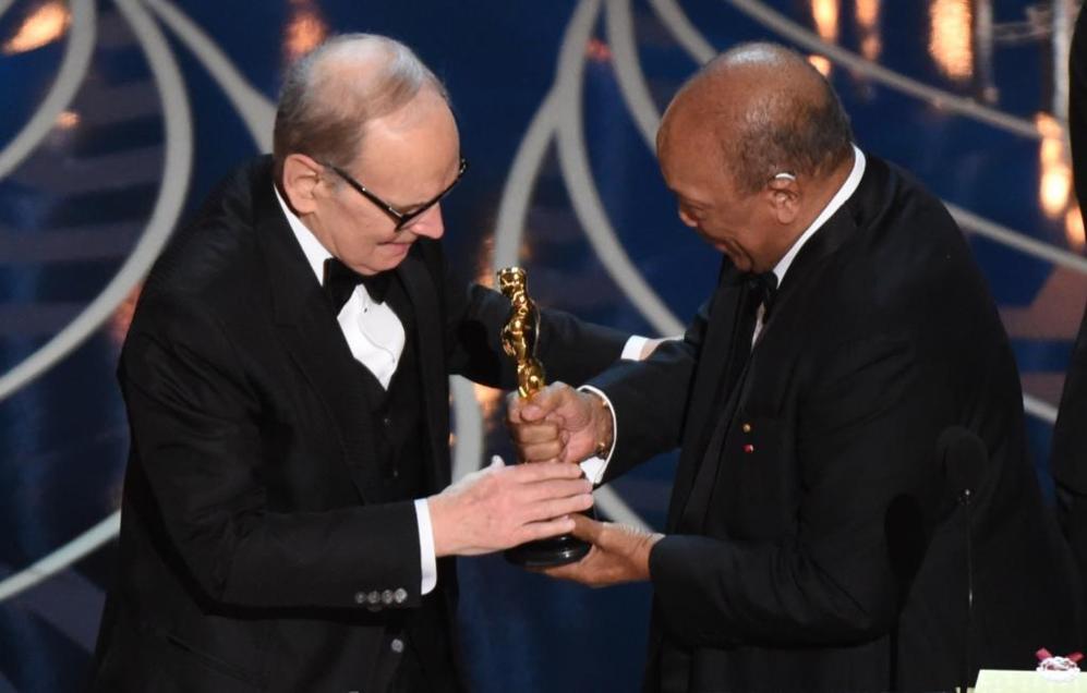 Ennio Morricone recoge su primer Oscar por la banda sonora de 'Los...