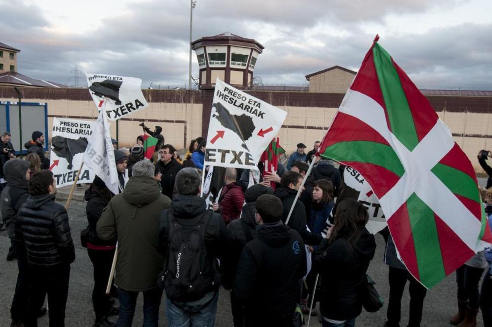 Banderas de Euskadi y a favor de los presos de ETA enfermos a la...
