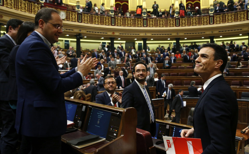 El secretario general del PSOE, Pedro Snchez, es aplaudido por su...