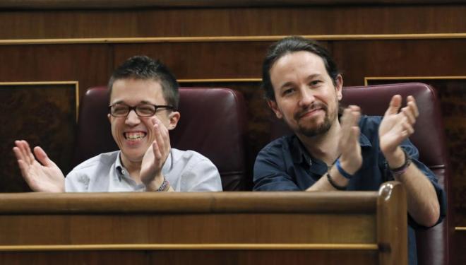 Iigo Errejn y Pablo Iglesias aplauden desde la bancada de Podemos,...