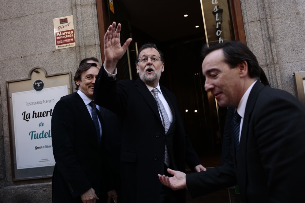 Mariano Rajoy saluda antes de entrar a comer en el tiempo de descanso...