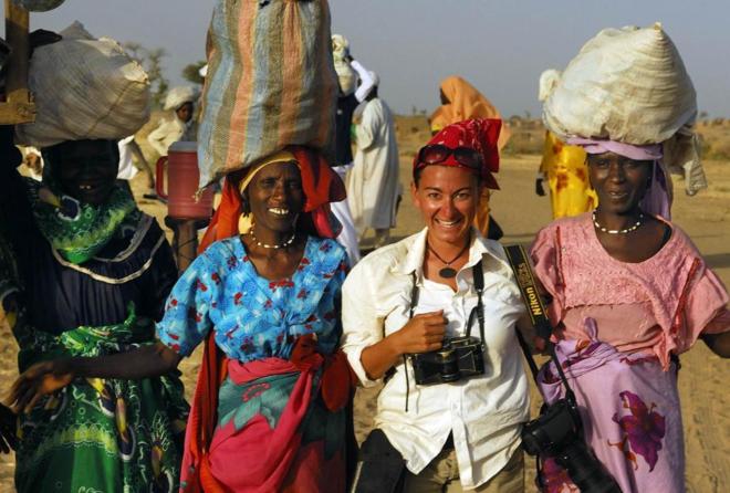 Lynsey Addario, junto a unas mujeres en Darfur, en una imagen tomada...