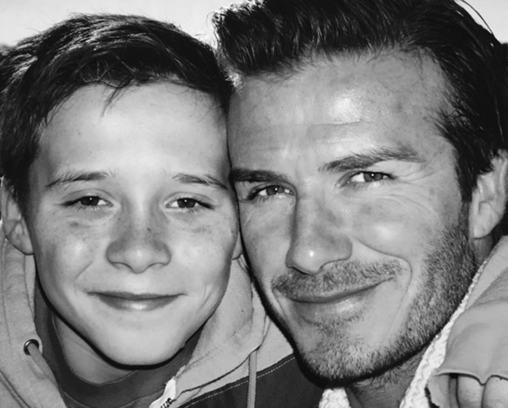 El futbolista David Beckham ha felicitado a su hijo Brooklyn con una...