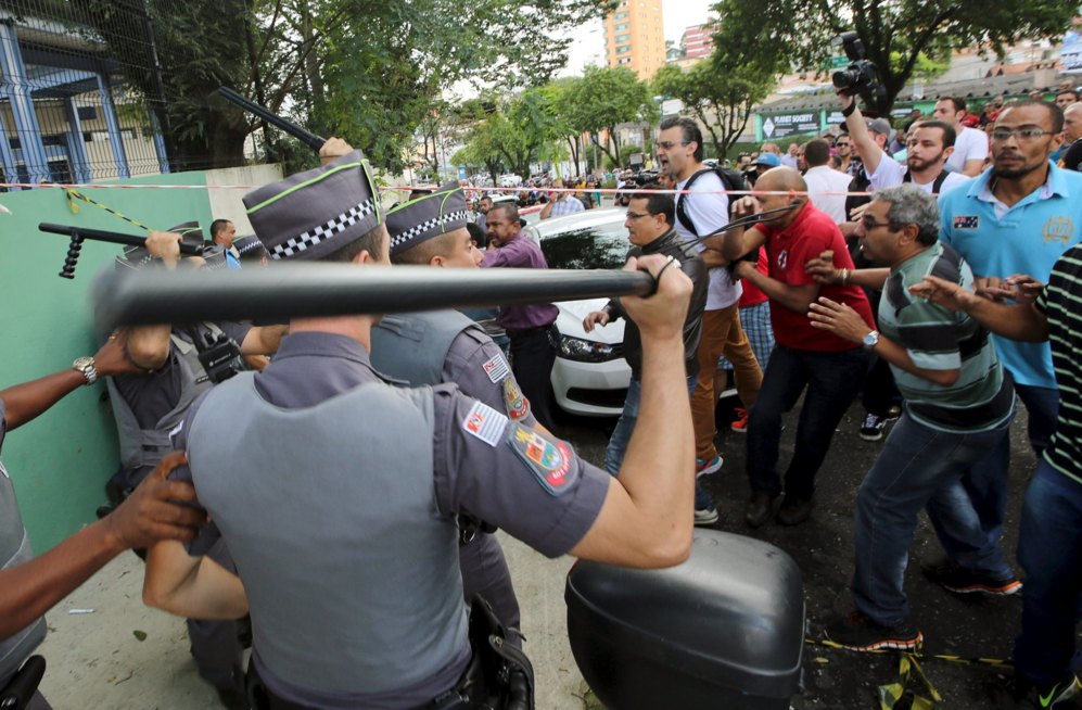 Simpatizantes de Lula da Silva se enfrentan a la Polica enfrente del...