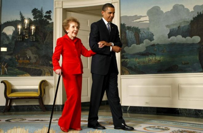 Barack Obama y Nancy Reagan, en una imagen de 2009.