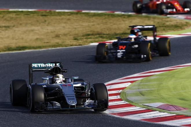 Fernando Alonso, al volante de su McLaren, persigue a Lewis Hamilton.