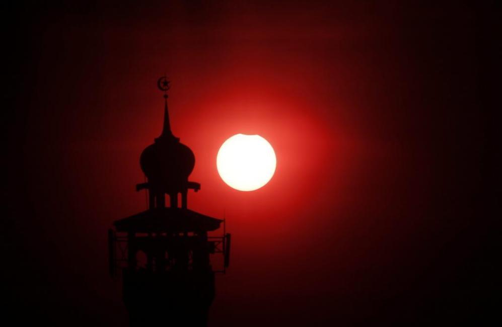 Vista de un eclipse parcial de sol en Yakarta (Indonesia).