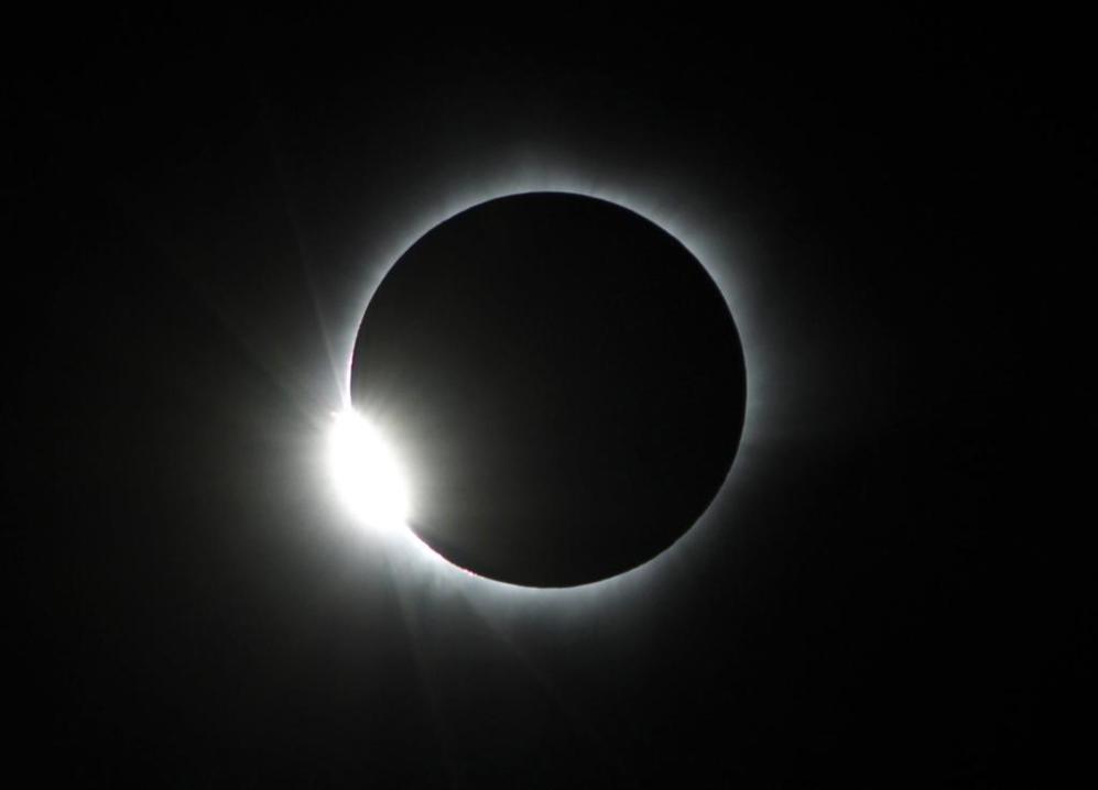 Vista de un eclipse total de sol en Matantimali (Indonesia).