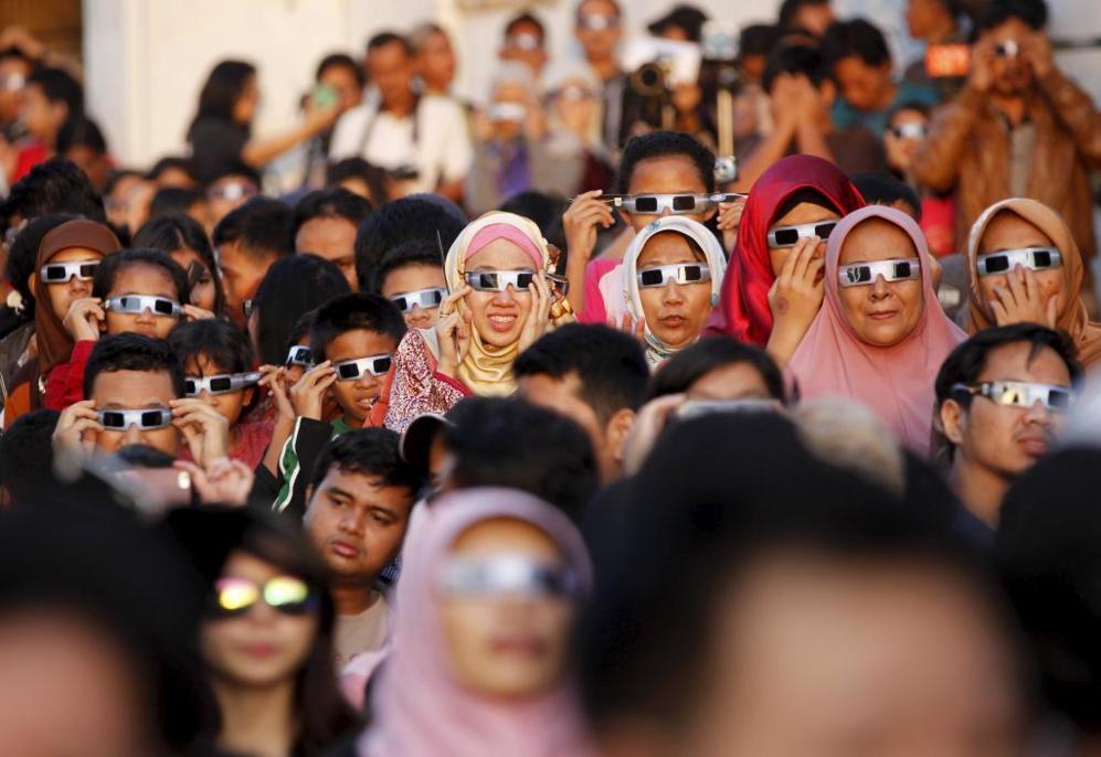 Una multitud contempla el eclipse en Jakarta, Indonesia.