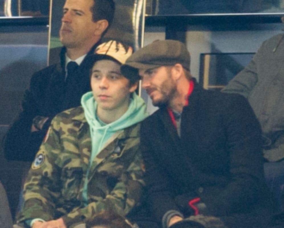El futbolista David Beckham y su hijo mayor Brooklyn Beckham...