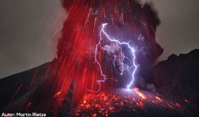 Lava y relmpagos en la erupcin de Sakurajima, en Japn, hace tres...
