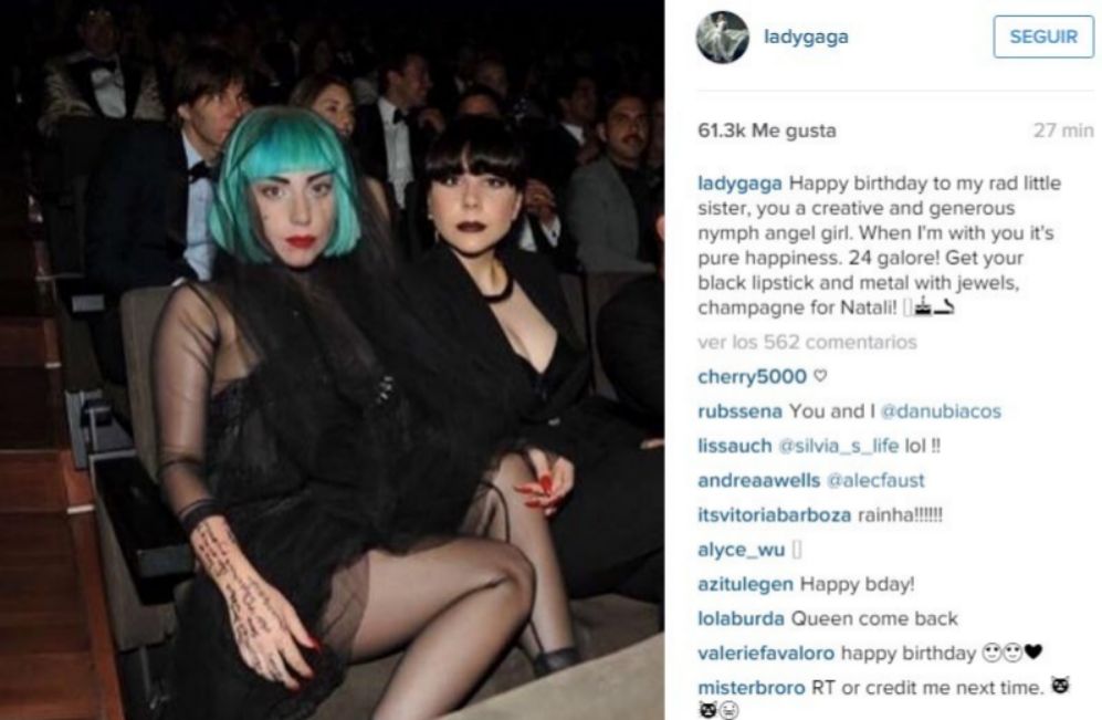 Con esta fotografa en su cuenta de Instagram felicita Lady Gaga a su...